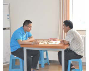 治疗空隙,患者下棋